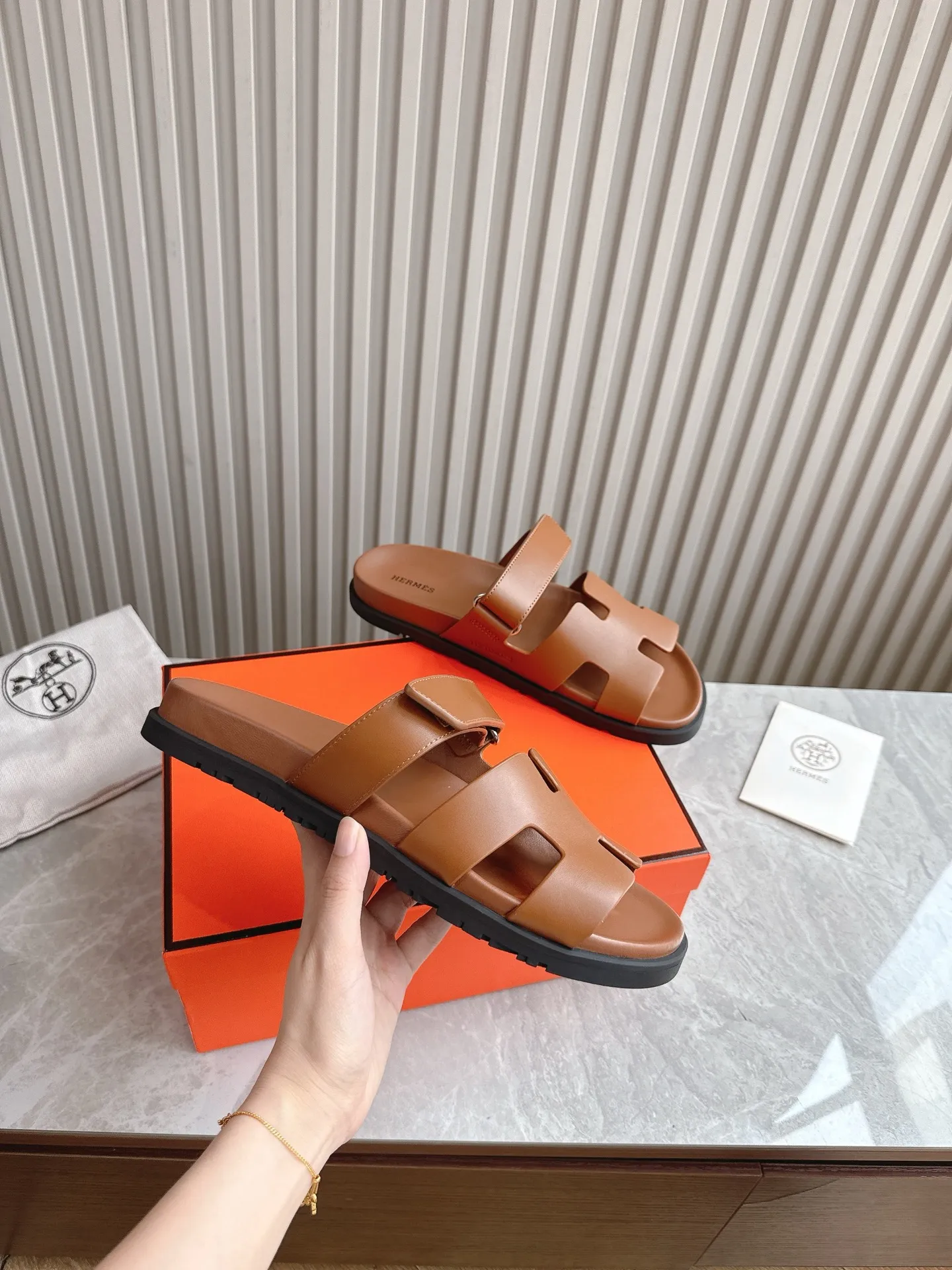 p480🐮🐮Couple model (top version) H family 2024 spring and summer new style HERMES Hermes' recently popular couple model pig nose angle sandals and slippers, paired with various colorful socks, popular. Upper: imported original deerskin (the genuine leather edging is not ordinary super migration). Lining: imported genuine leather. Outsole: Tpu non-slip and wear-resistant outsole. Size: Female 35-42 (40/42 non-returnable and non-exchangeable) Male size: 39-45 (45 non-refundable and non-exchangeable)